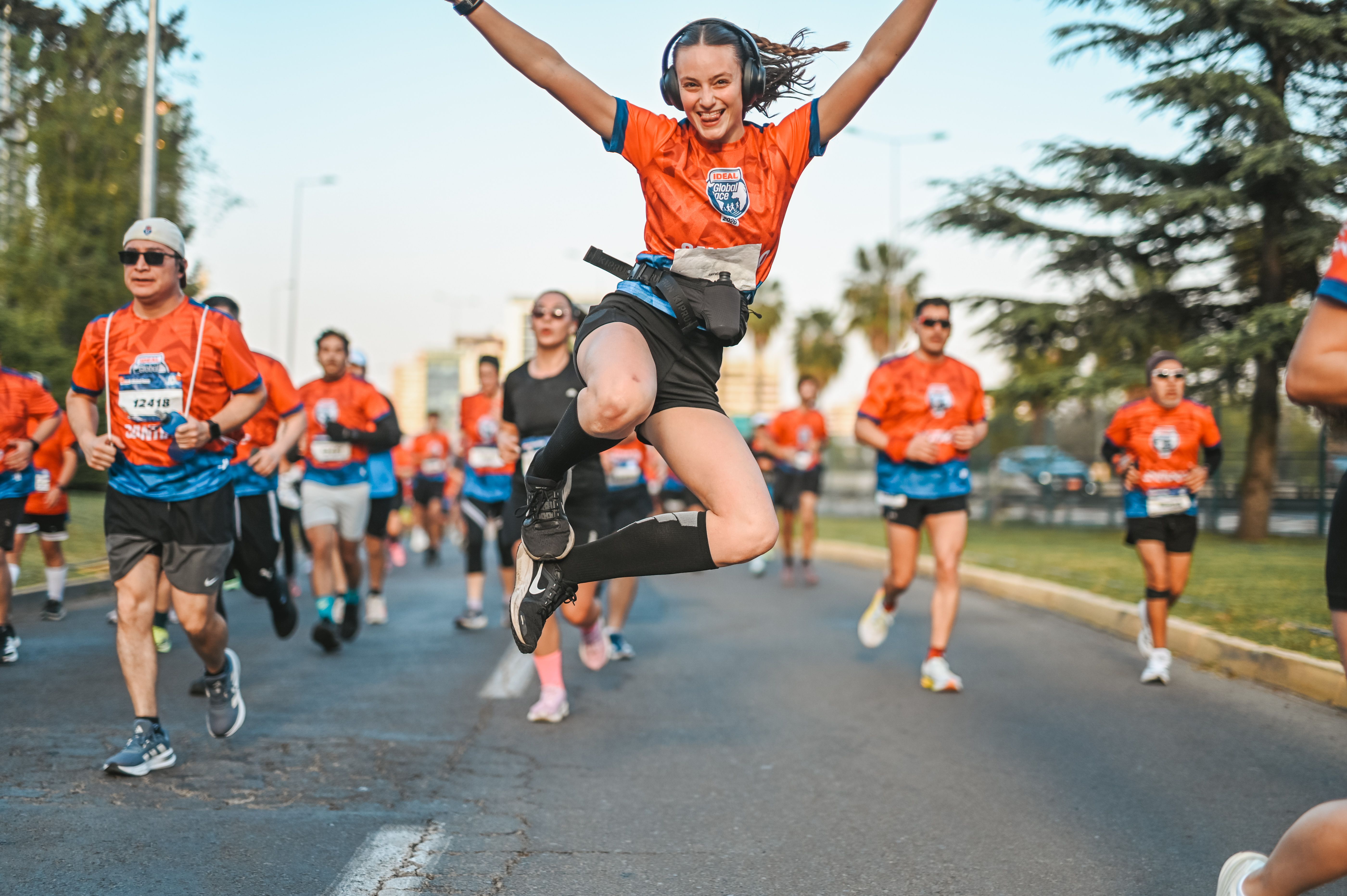 Comunidad de corredores compartiendo la energía de una carrera